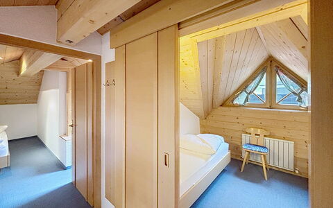 Ischgl 111: Legna, Soffitto, Interior Design, Camera Da Letto, Attico, Latifoglie, Color Legno, Letto, Bedding, Log Cabin