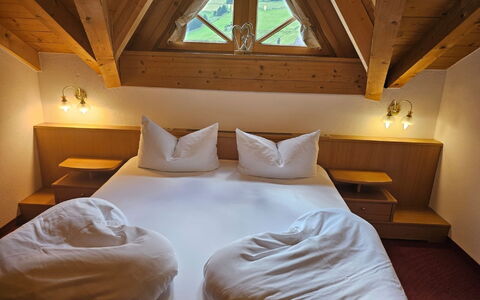 Ischgl 111: Mobilia, Proprietà, Costruzione, Comfort, Legna, Cuscino, Tessile, Illuminazione, Telaio Del Letto, Interior Design