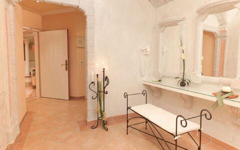Ischgl 111: Specchio, Costruzione, Interior Design, Legna, Pavimento, Parete, Rubinetto, Pavimentazione, Immobiliare