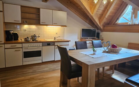 Ischgl 111: Proprietà, Tavolo, Mobilia, Cabinetry, Controsoffitto, Legna, Interior Design, Sedia, Costruzione, Pavimentazione