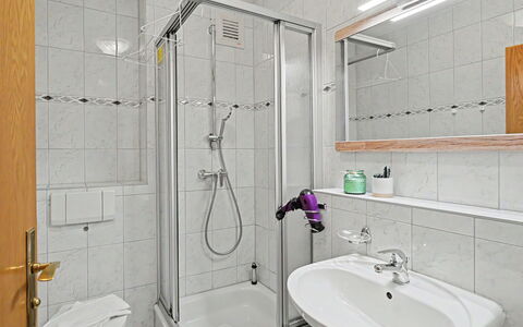 Zempin 160: Idraulico Fixture, Bagno, Interior Design, Lavandino Del Bagno, Pavimentazione, Pavimento, Lavello, Camera, Rubinetto, Idraulico