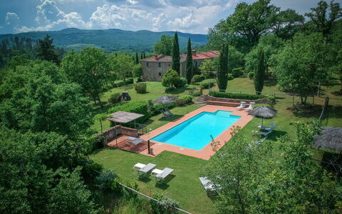Borgo La Casina - Badia Agnano, Toscana: Nube, Cielo, Pianta, Albero, Paesaggio Naturale, Urban Design, Piscina, Erba, Paesaggio, Tempo Libero