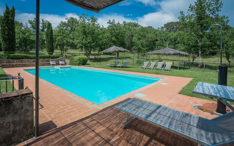 Borgo La Casina - Badia Agnano, Toscana: Acqua, Cielo, Proprietà, Pianta, Piscina, Costruzione, Nube, Shade, Azzurro, Albero