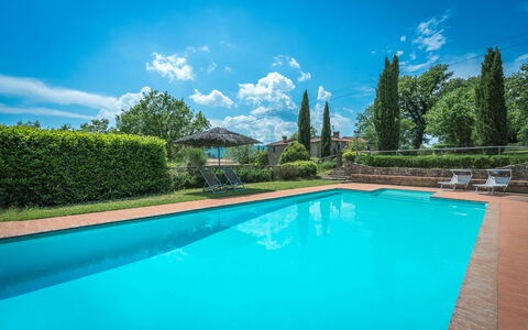 Borgo La Casina - Badia Agnano, Toscana: Acqua, Nube, Pianta, Cielo, Proprietà, Piscina, Azzurro, Natura, Paesaggio Naturale, Costruzione