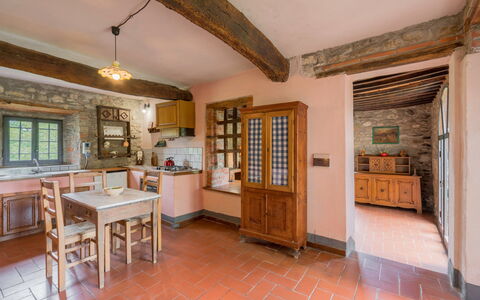 Borgo La Casina - Badia Agnano, Toscana: Tavolo, Cornice, Mobilia, Cabinetry, Legna, Sedia, Cucina, Finestra, Controsoffitto, Interior Design