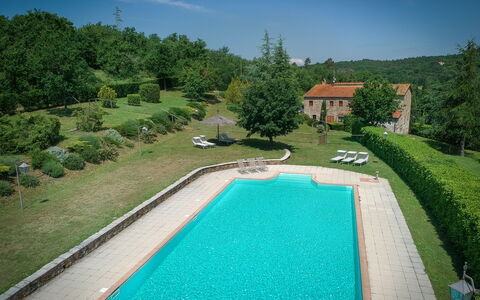 Fonte Nuova - Badia Agnano, Toscana: Acqua, Cielo, Nube, Pianta, Verde, Natura, Albero, Costruzione, Piscina, Paesaggio Naturale