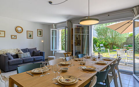 Carnac 224: Tavolo, Mobilia, Proprietà, Sedia, Pianta, Tavola, Finestra, Interior Design, Cucina & Sala Da Pranzo Tavolo, Legna