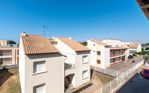 Les Huniers: Cielo, Costruzione, Finestra, Proprietà, Azzurro, Casa, Urban Design, Legna, Condominio