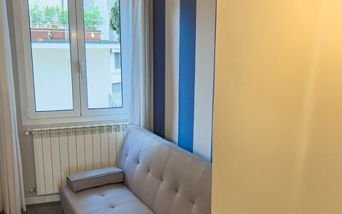 Apartment Tre - Diano Marina: Proprietà, Divano, Comfort, Legna, Interior Design, Shade, Lampada, Pavimentazione, Finestra, Pavimento