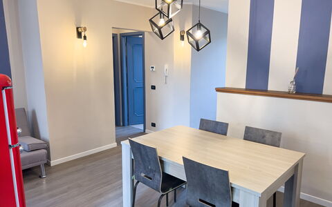 Apartment Tre - Diano Marina: Tavolo, Proprietà, Mobilia, Sedia, Legna, Interior Design, Pavimento, Pavimentazione, Latifoglie, Color Legno