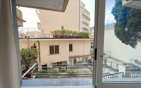 Apartment Tre - Diano Marina: Pianta, Cielo, Finestra, Costruzione, Architettura, Shade, Urban Design, Rettangolo, Facciata