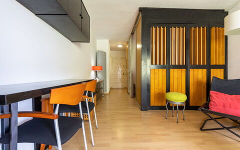 Alboran: Cielo, Nube, Acqua, Costruzione, Pianta, Azzurro, Albero, Piscina, Condominio, Shade