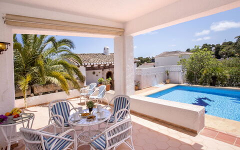 Casa Moser: Cielo, Nube, Acqua, Costruzione, Pianta, Azzurro, Albero, Piscina, Condominio, Shade