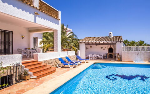 Casa Moser: Cielo, Nube, Acqua, Costruzione, Pianta, Azzurro, Albero, Piscina, Condominio, Shade