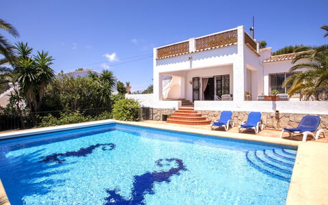 Casa Moser: Cielo, Nube, Acqua, Costruzione, Pianta, Azzurro, Albero, Piscina, Condominio, Shade