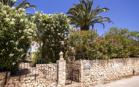 Casa Moser: Cielo, Nube, Acqua, Costruzione, Pianta, Azzurro, Albero, Piscina, Condominio, Shade