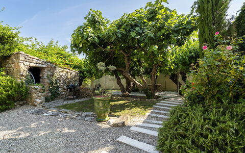 Le Mas D'Adélaïs: Cielo, Nube, Acqua, Costruzione, Pianta, Azzurro, Albero, Piscina, Condominio, Shade