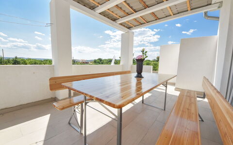 Dalmatina: Cielo, Nube, Acqua, Costruzione, Pianta, Azzurro, Albero, Piscina, Condominio, Shade
