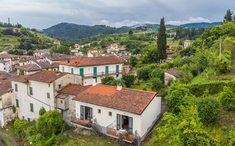 La Casina di Luca: Cielo, Nube, Acqua, Costruzione, Pianta, Azzurro, Albero, Piscina, Condominio, Shade