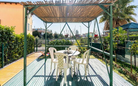 Azzurra: Shade, Eco Hotel, Mobili Da Esterno, Giardino, Landscaping, Struttura Esterna, Cortile, Recinzione, Ricorrere