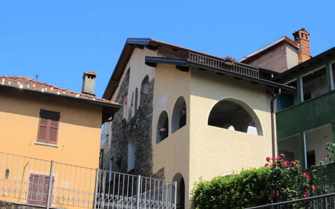 Borghetto: Acqua, Cielo, Tavolo, Mobilia, Proprietà, Sedia, Azzurro, Tavolo Esterno, Mobili Da Esterno, Tavola