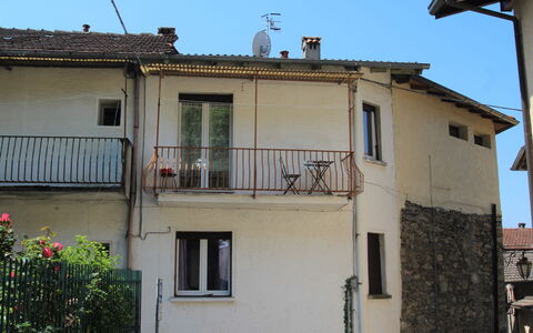 Borghetto: Acqua, Cielo, Tavolo, Mobilia, Proprietà, Sedia, Azzurro, Tavolo Esterno, Mobili Da Esterno, Tavola
