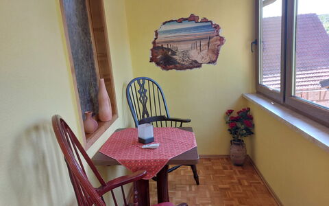 Erna: Mobilia, Tavolo, Pianta Della Casa, Pianta, Costruzione, Finestra, Interior Design, Soggiorno, Pavimentazione, Pavimento