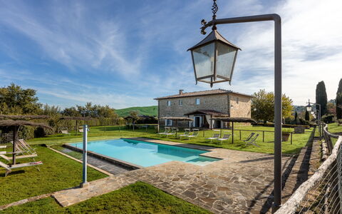 Villa Leopolda Selvarella: Estate, Cortile, Agriturismo, Backyard, Piscina, Landscaping, Villa, Hacienda