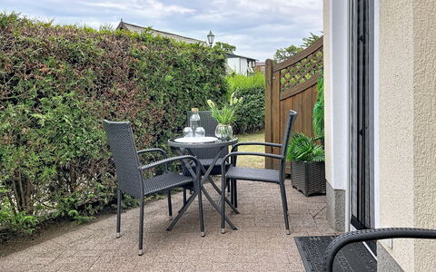 Koserow 275: Arbusto, Giardino, Vaso Di Fiori, Mobili Da Esterno, Groundcover, Pianta Della Casa, Sedia, Landscaping, Cortile