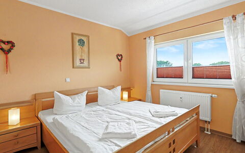 Zinnowitz 104: Mobilia, Legna, Interior Design, Camera Da Letto, Letto, Lenzuolo, Soffitto, Bedding, Telaio Del Letto, Camera
