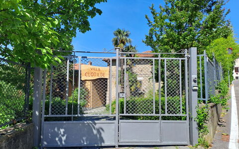 Clotilde: Pianta, Cielo, Albero, Manto Stradale, Recinzione, Lotto, Costruzione, Home Scherma, Casa, Facciata