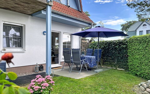 Zinnowitz 111: Casa, Arbusto, Casa, Zona Residenziale, Portico, Porta, Shade, Mobili Da Esterno, Villetta, Giardino