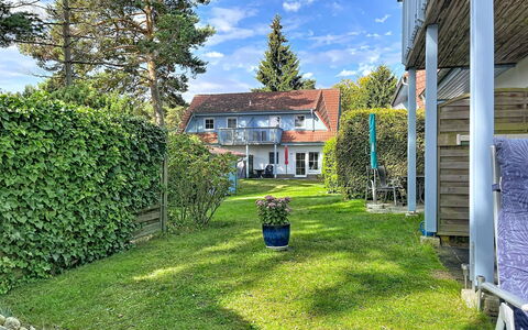Zinnowitz 111: Blu, Casa, Arbusto, Zona Residenziale, Casa, Tetto, Villetta, Giardino, Prato, Groundcover