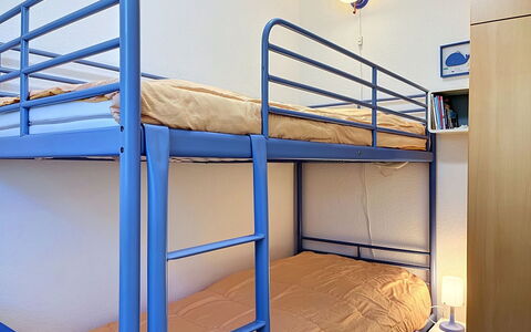 Zinnowitz 111: Letto, Pavimentazione, Letto A Castello, Camera Da Letto, Pavimento, Interior Design, Lenzuolo, Bedding, Telaio Del Letto, Mobilia