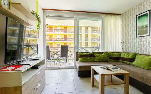 Amelia: Mobilia, Proprietà, Cabinetry, Divano, Tavolo, Interior Design, Pavimentazione, Legna, Pavimento, Elettrodomestico Da Cucina