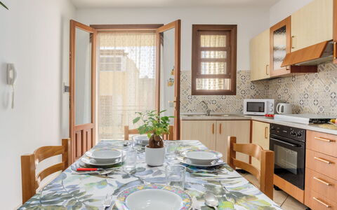 Giardini Gaia: Proprietà, Cabinetry, Mobilia, Tavolo, Pianta, Costruzione, Controsoffitto, Interior Design, Legna, Illuminazione