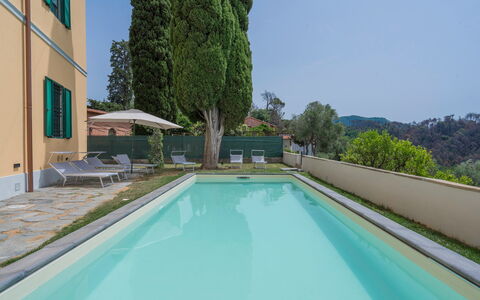 Massarosa Front Lake, The Gargoyles: Acqua, Cielo, Pianta, Costruzione, Piscina, Finestra, Azzurro, Albero, Shade, Tempo Libero