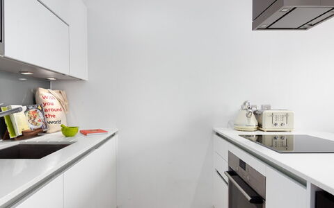 Avant-Garde, Shoreditch: Cabinetry, Bianca, Cucina, Scaffalature, Lavello, Pavimento, Pavimentazione, Elettrodomestico Da Cucina, Legna