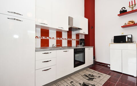 Zalazak Sunca: Cabinetry, Mobilia, Costruzione, Controsoffitto, Interior Design, Cassetto, Illuminazione, Legna, Pavimento, Scaffalature