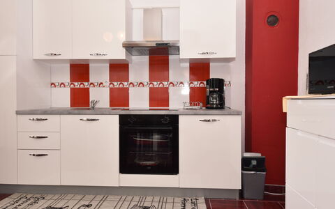 Zalazak Sunca: Cabinetry, Costruzione, Controsoffitto, Elettrodomestico Da Cucina, Legna, Cucina Stufa, Pavimentazione, Interior Design, Cucina, Pavimento