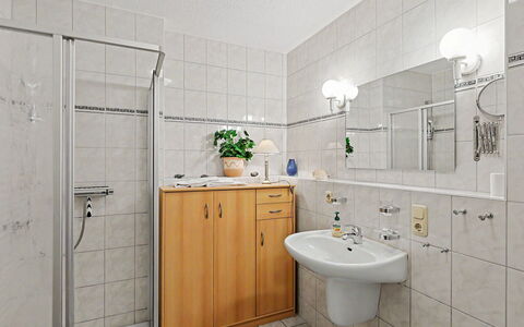 Zempin 120: Lavandino Del Bagno, Bagno, Idraulico Fixture, Lavello, Pavimentazione, Interior Design, Rubinetto, Pavimento, Idraulico, Mobiletto Del Bagno