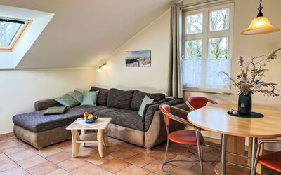 Zaunkönig 161.4: Mobilia, Interior Design, Pavimentazione, Divano, Legna, Pavimento, Camera, Soffitto, Soggiorno, Illuminazione