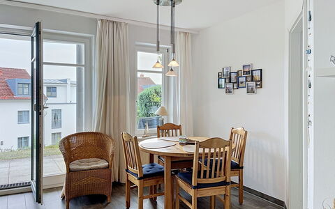 Zinnowitz 190: Mobilia, Interior Design, Pavimentazione, Pavimento, Legna, Soffitto, Lampada, Sala Da Pranzo, Sedia, Cucina & Sala Da Pranzo Tavolo