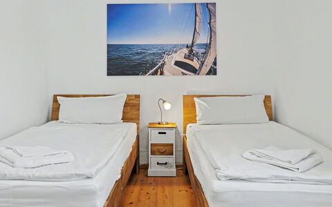 Usedomer Seekiste: Pavimentazione, Pavimento, Legna, Camera Da Letto, Letto, Interior Design, Lenzuolo, Bedding, Mobilia, Lancia Cuscino