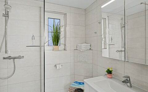 Usedomer Seekiste: Bagno, Idraulico Fixture, Interior Design, Lavello, Pavimentazione, Lavandino Del Bagno, Pavimento, Rubinetto, Mobiletto Del Bagno, Idraulico