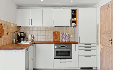 Usedomer Seekiste: Elettrodomestico Da Cucina, Cucina, Controsoffitto, Cabinetry, Apparecchio Major, Pavimentazione, Mobilia, Legna, Interior Design, Elettrodomestico