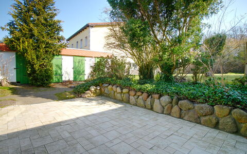 Usedomer Seekiste: Mobilia, Tavolo, Cielo, Sedia, Legna, Interior Design, Albero, Pavimento, Shade, Costruzione