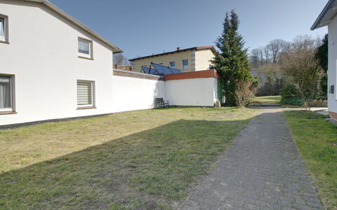 Usedomer Seekiste: Mobilia, Tavolo, Cielo, Sedia, Legna, Interior Design, Albero, Pavimento, Shade, Costruzione