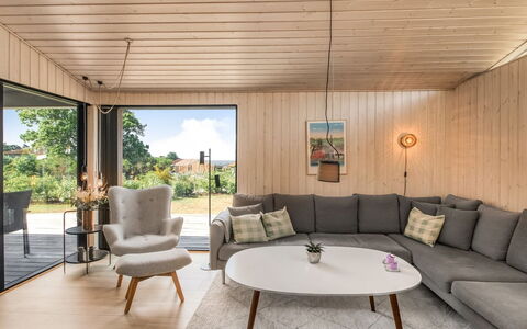 Liesel - 700M from the Sea: Mobilia, Pavimentazione, Interior Design, Legna, Pavimento, Divano, Soggiorno, Pavimento In Legno, Tavolo, Soffitto
