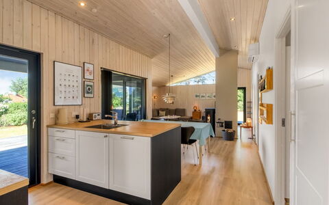 Liesel - 700M from the Sea: Legna, Pavimentazione, Interior Design, Soffitto, Cucina, Controsoffitto, Pavimento, Mobilia, Pavimento In Legno, Elettrodomestico Da Cucina